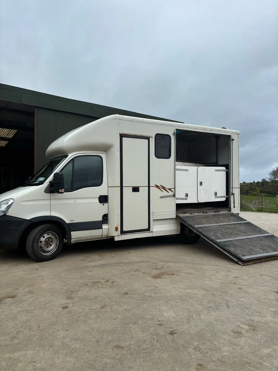 3.5t Iveco two horse - Image 3