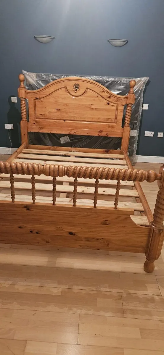 Bed, Lockers and Chest of Drawers - Image 2