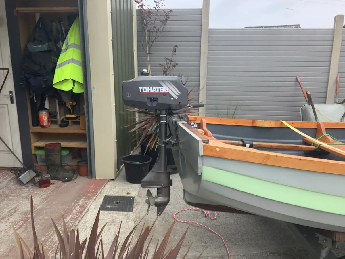 Boat engine and trailer - Image 1