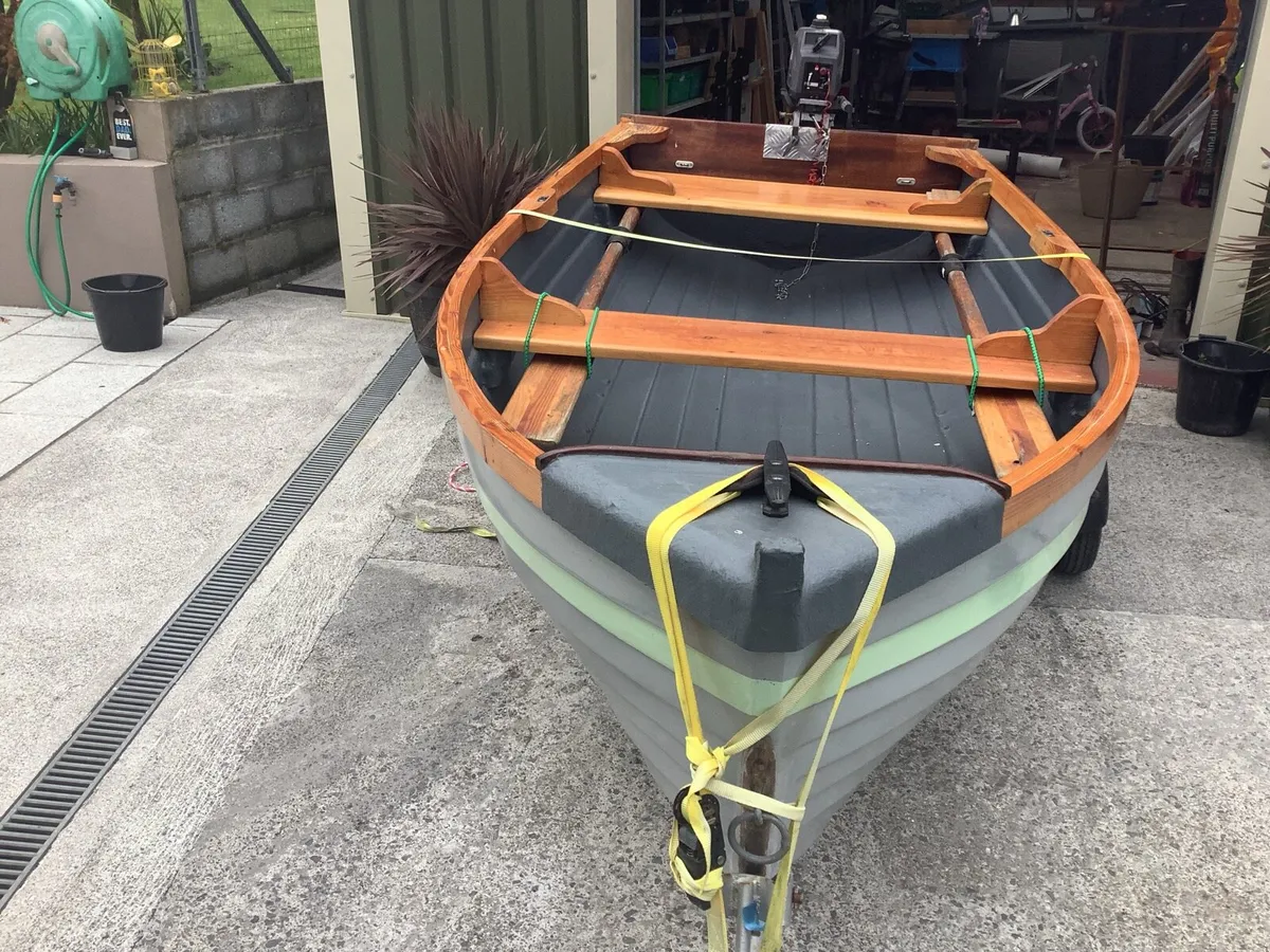 Boat engine and trailer - Image 3