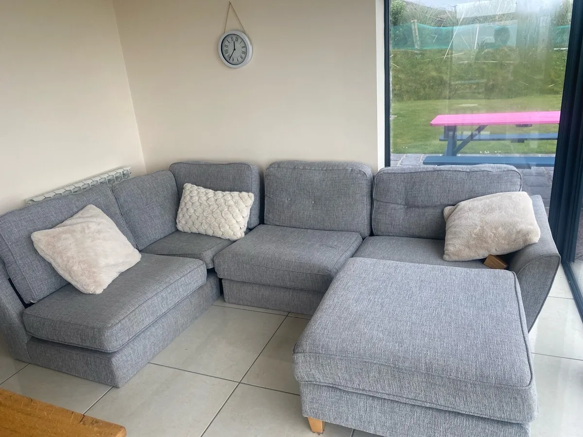 Corner couch - Image 1