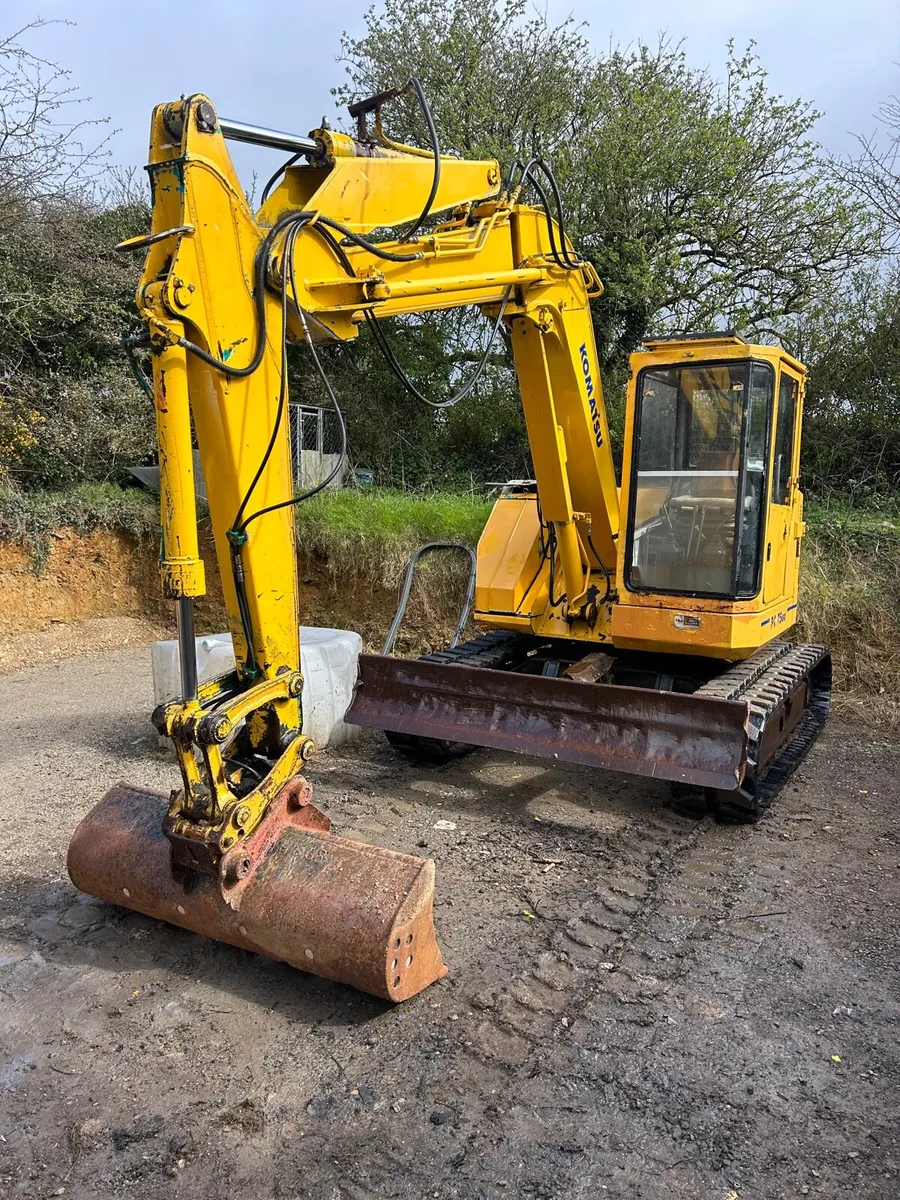 7.5 ton KOMATSU digger for sale only 3000 hours - Image 1