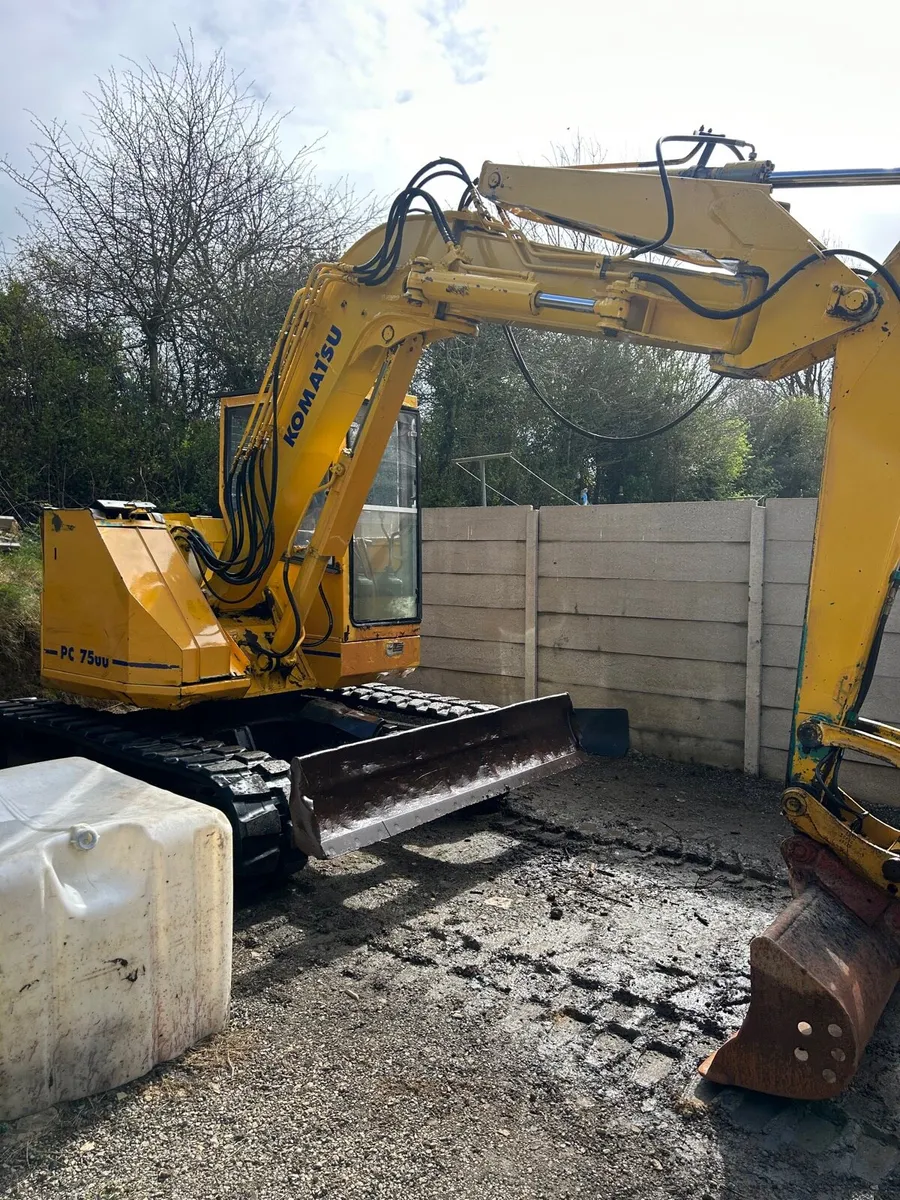7.5 ton KOMATSU digger for sale only 3000 hours - Image 2