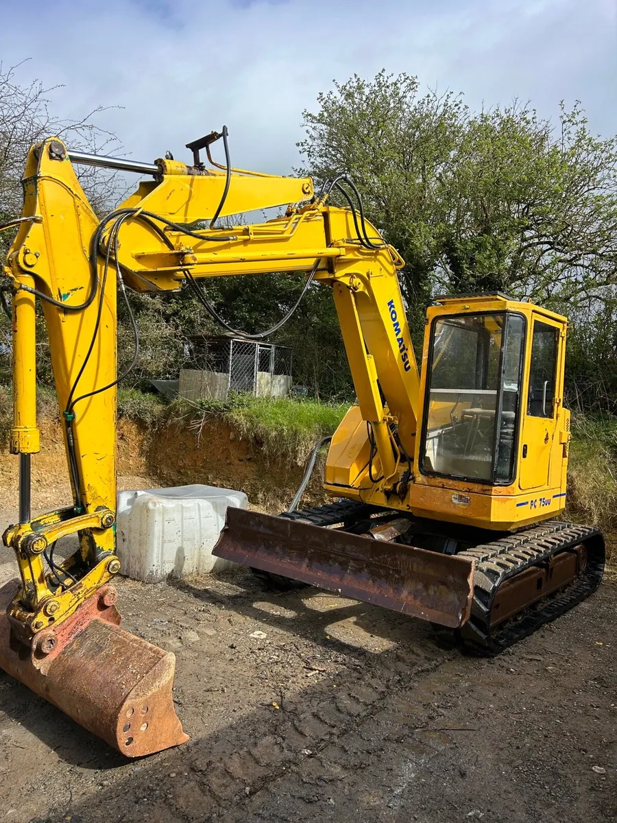 7.5 ton KOMATSU digger for sale only 3000 hours - Image 3