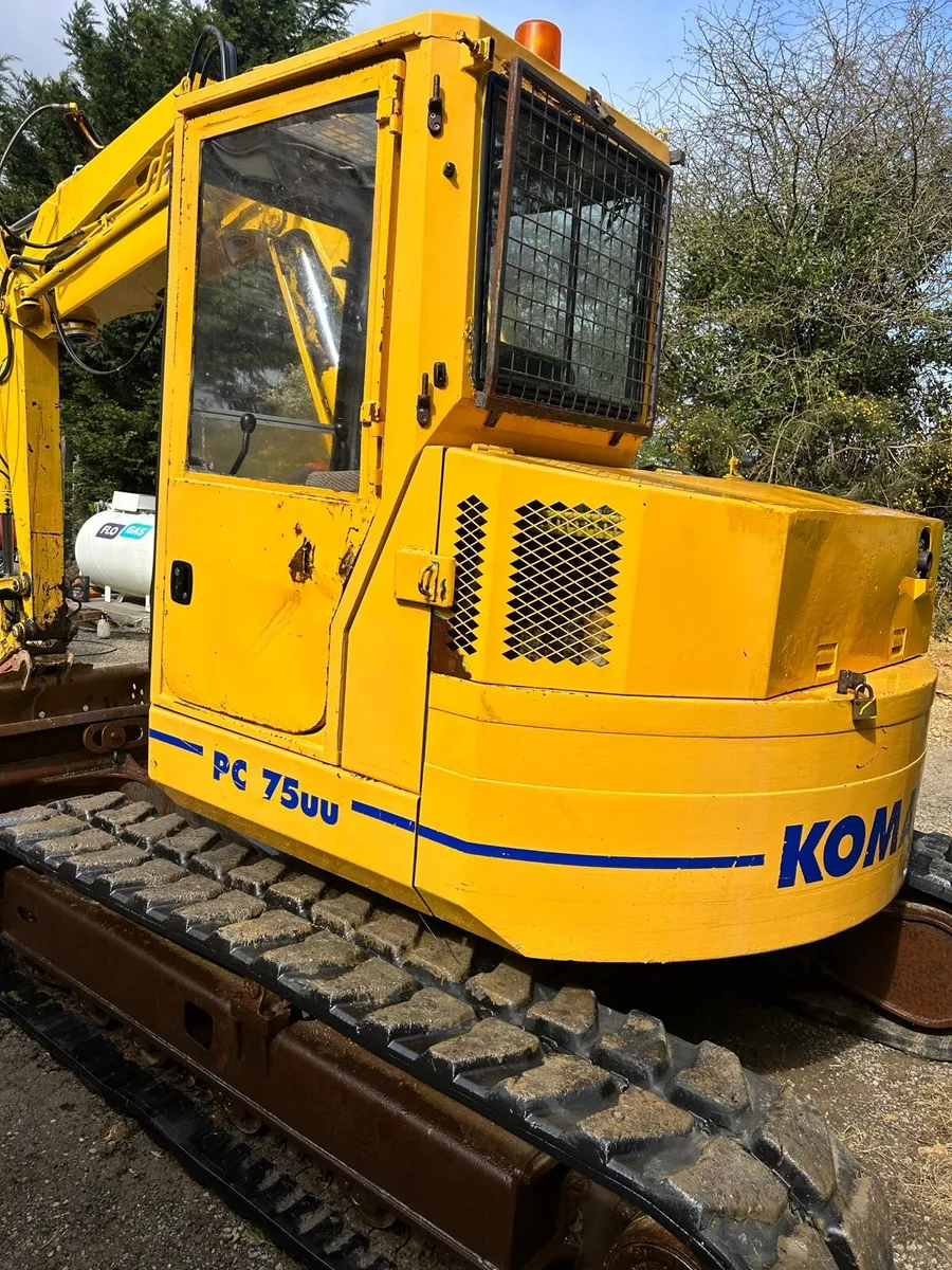 7.5 ton KOMATSU digger for sale only 3000 hours - Image 4