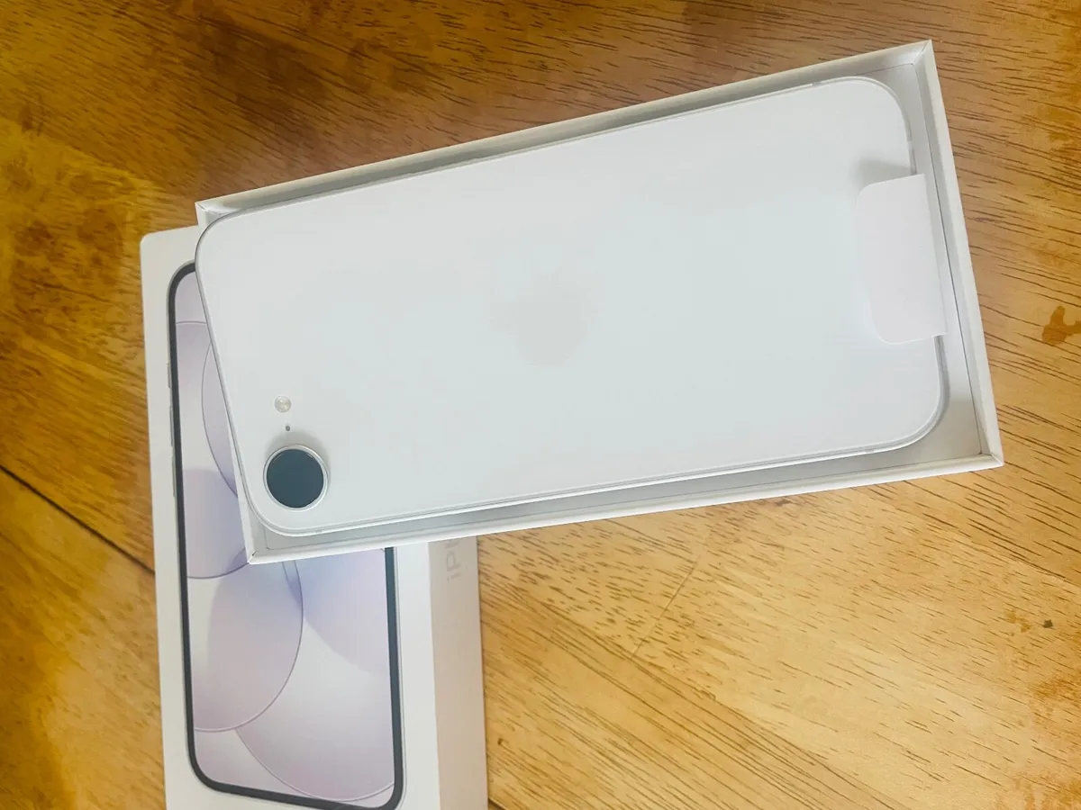 iPhone 17e (White) - Image 4