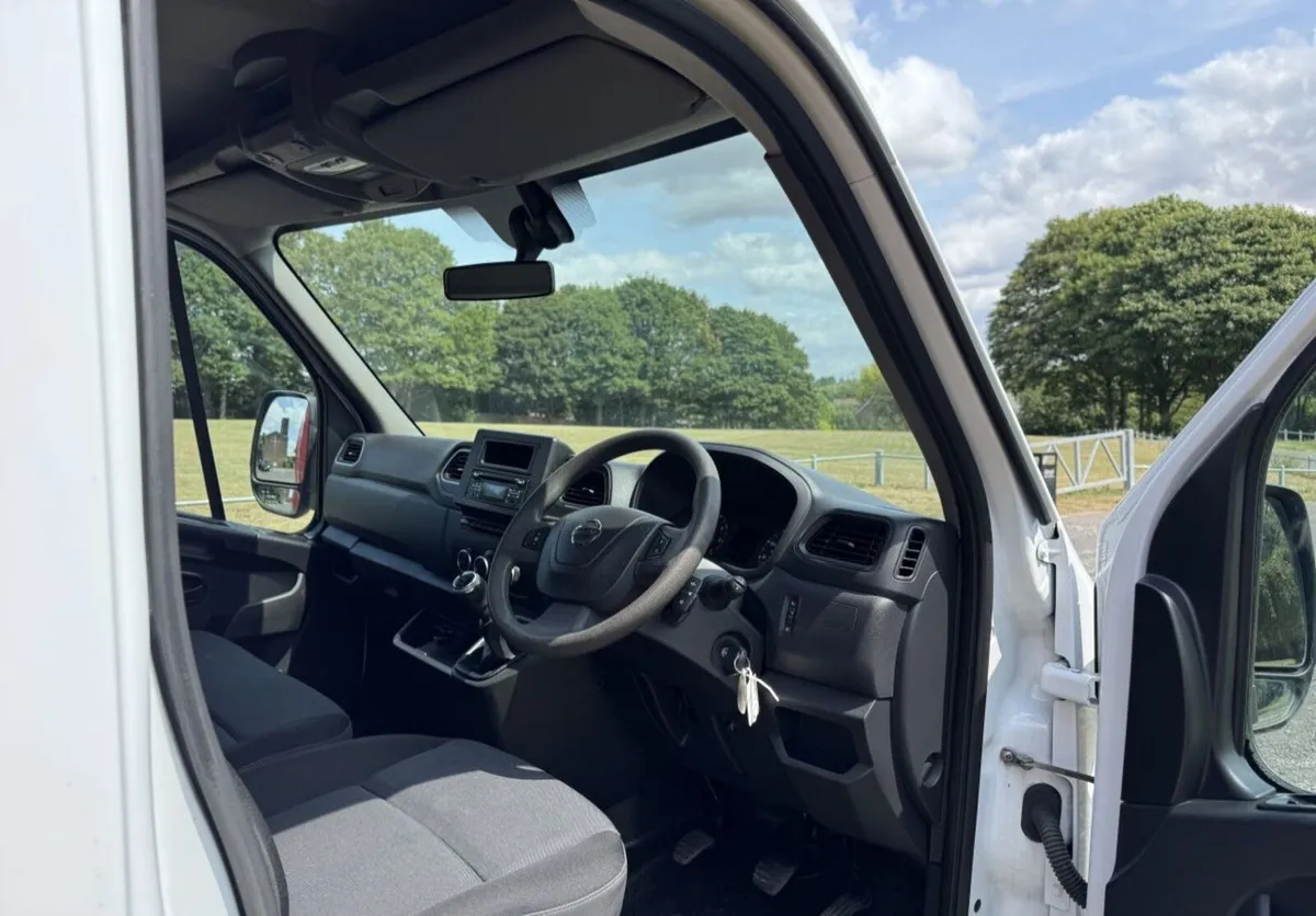 2021 Nissan Nv400 Curtain Sider Van - Image 4