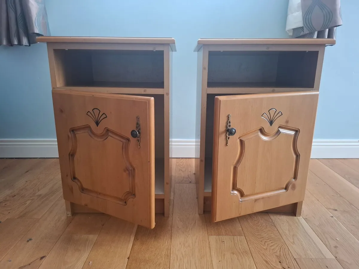 Two wooden bedside lockers - Image 3