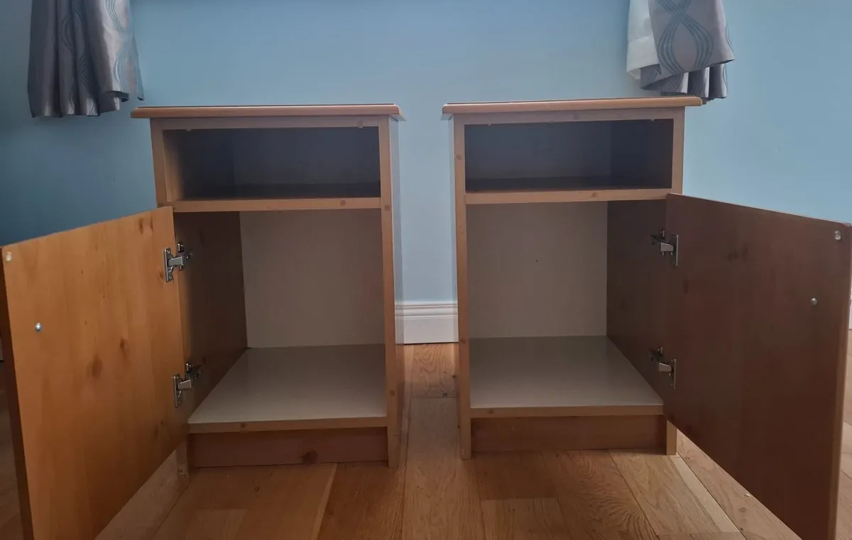 Two wooden bedside lockers - Image 2