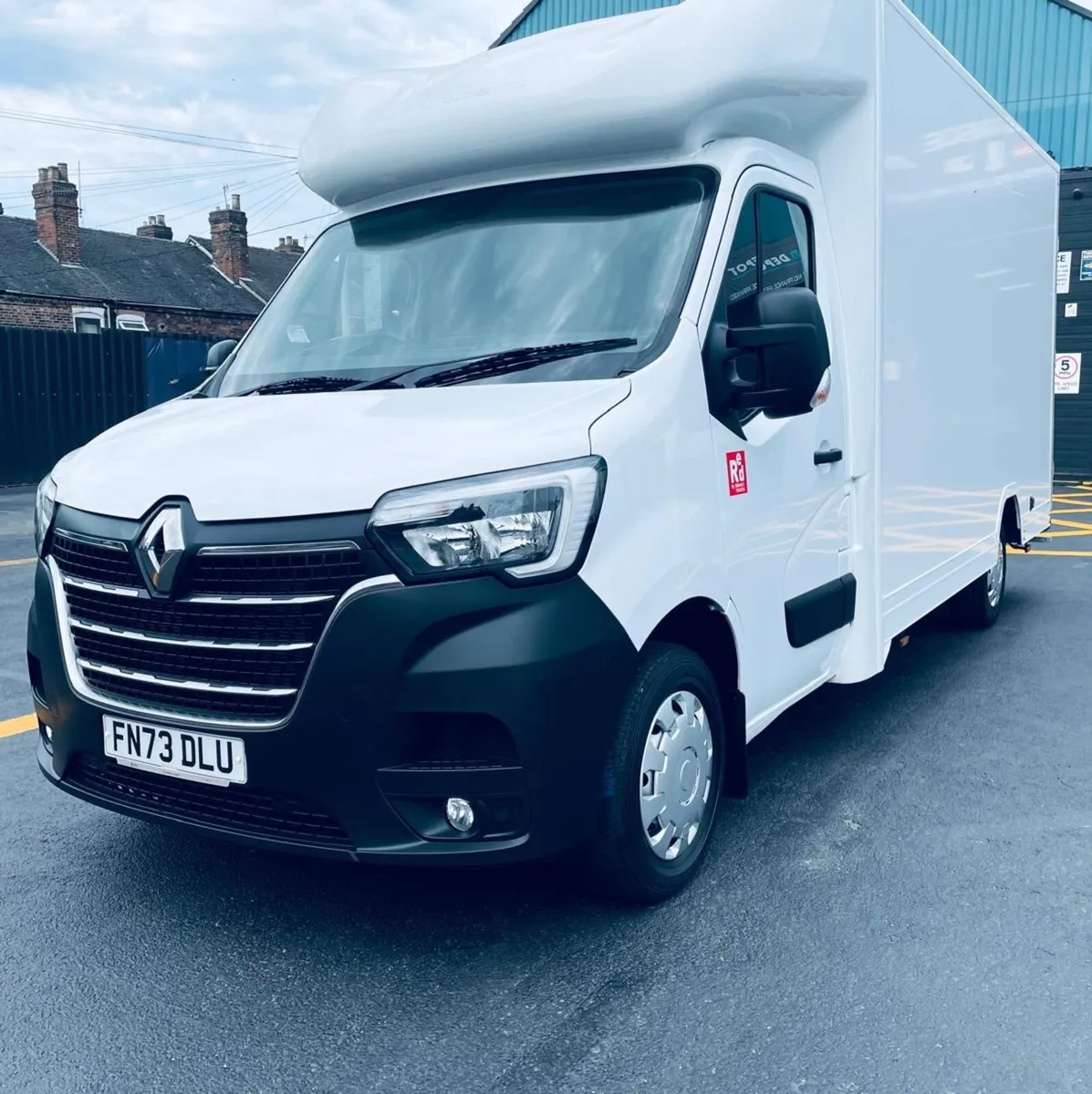 2023 Renault Master Luton Low Loader Box Van - Image 2