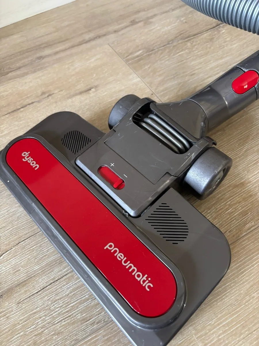 Dyson Multifloor 2 Vacuum - Image 4