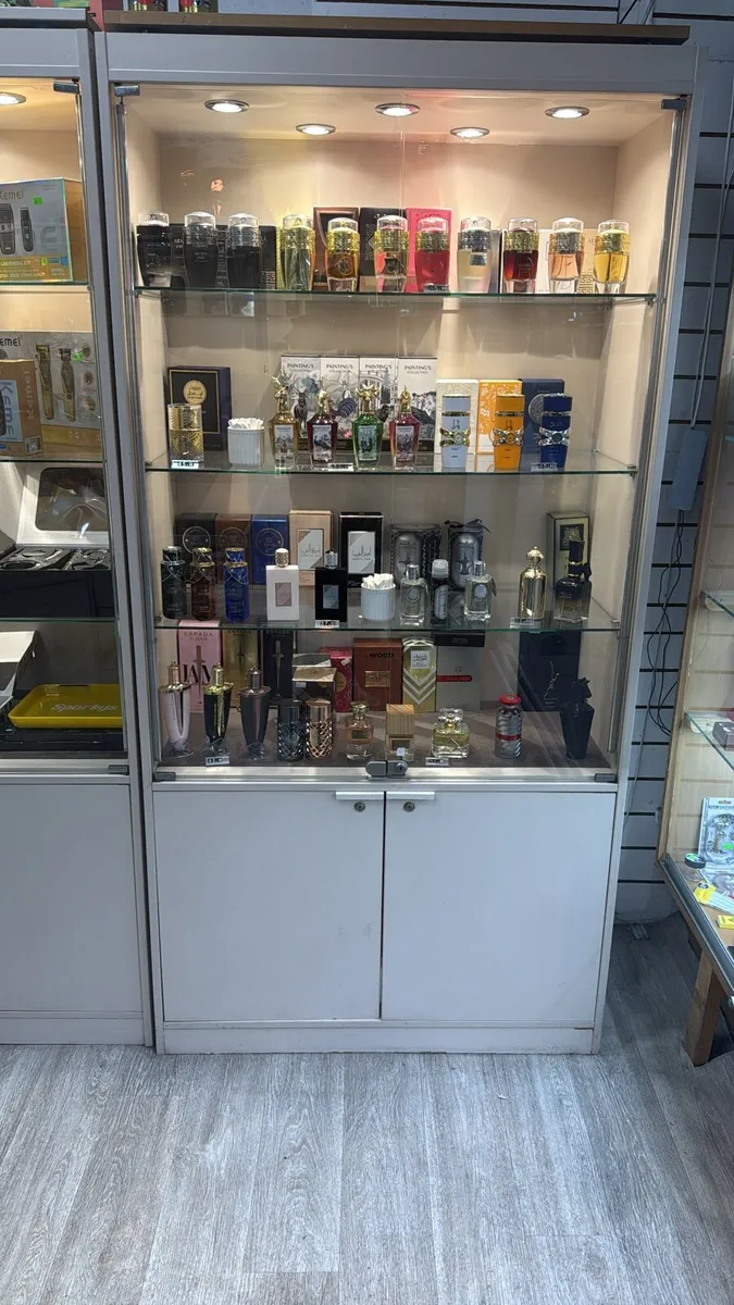 Display cabinets - Image 1