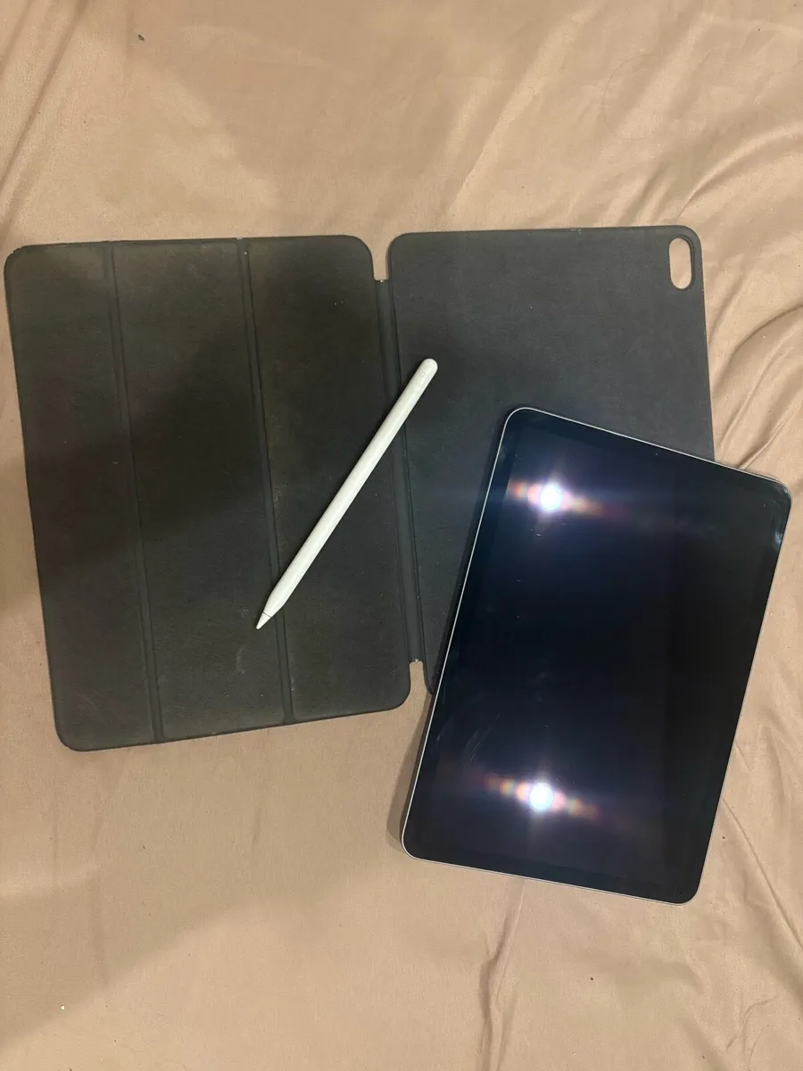iPad Air 5th Gen w Apple Pencil and case - Image 2