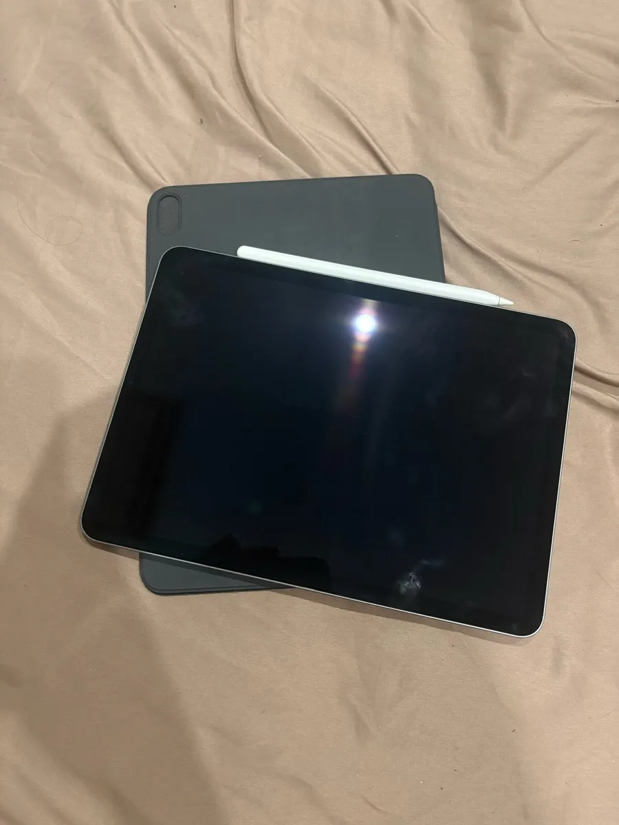 iPad Air 5th Gen w Apple Pencil and case - Image 1