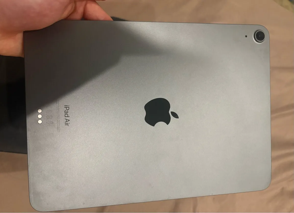 iPad Air 5th Gen w Apple Pencil and case - Image 3