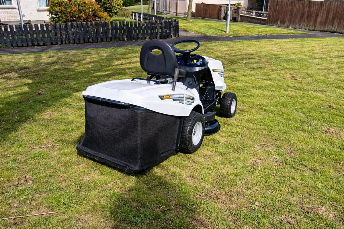 Alpine ride on lawnmower - Image 4