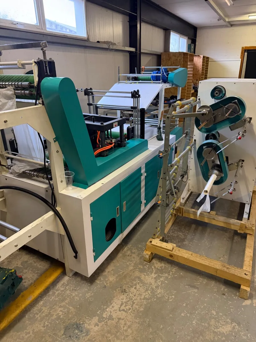 Plastic apron machine - Image 1