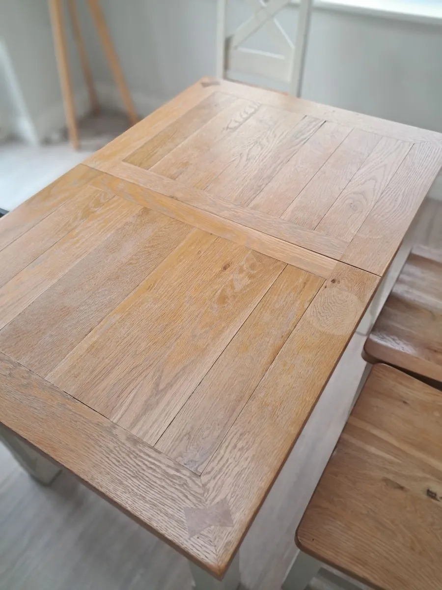 Extendable Table and 4 chairs - Image 3