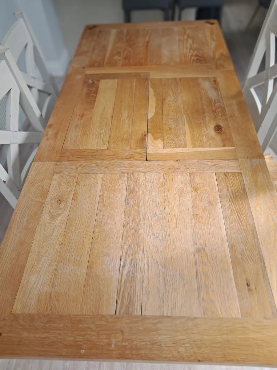 Extendable Table and 4 chairs - Image 4