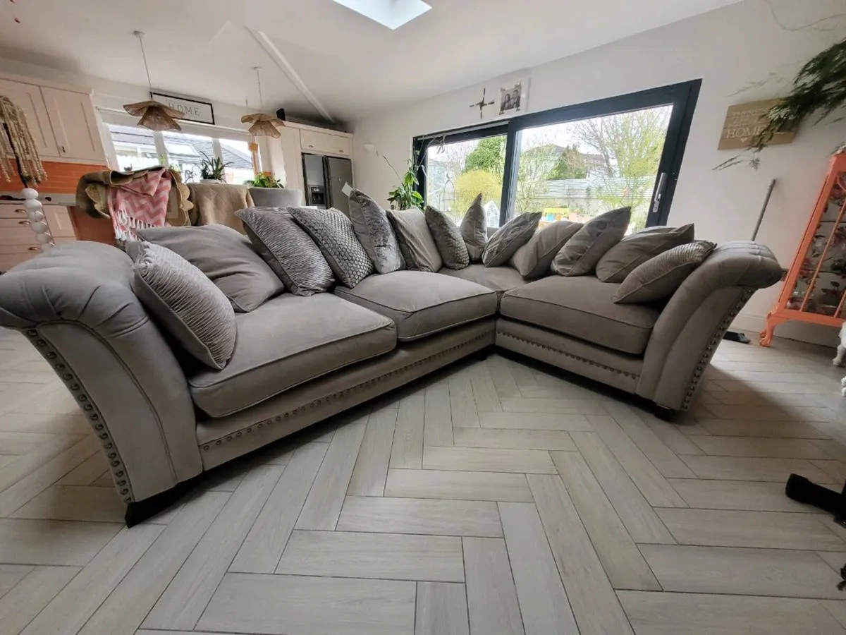 Corner couch - Image 1