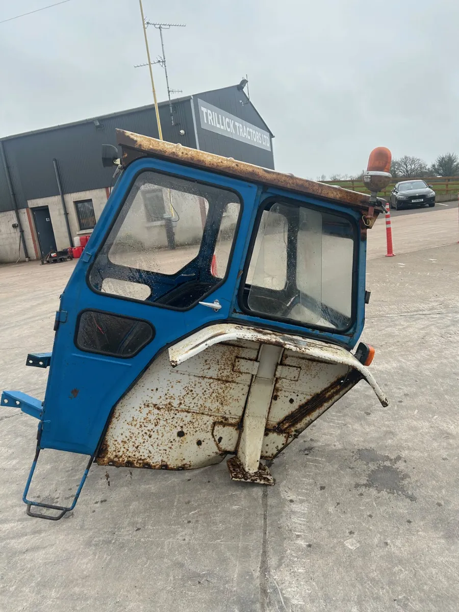 Original Ford 4000 / 4600 Safety Cab - Image 3