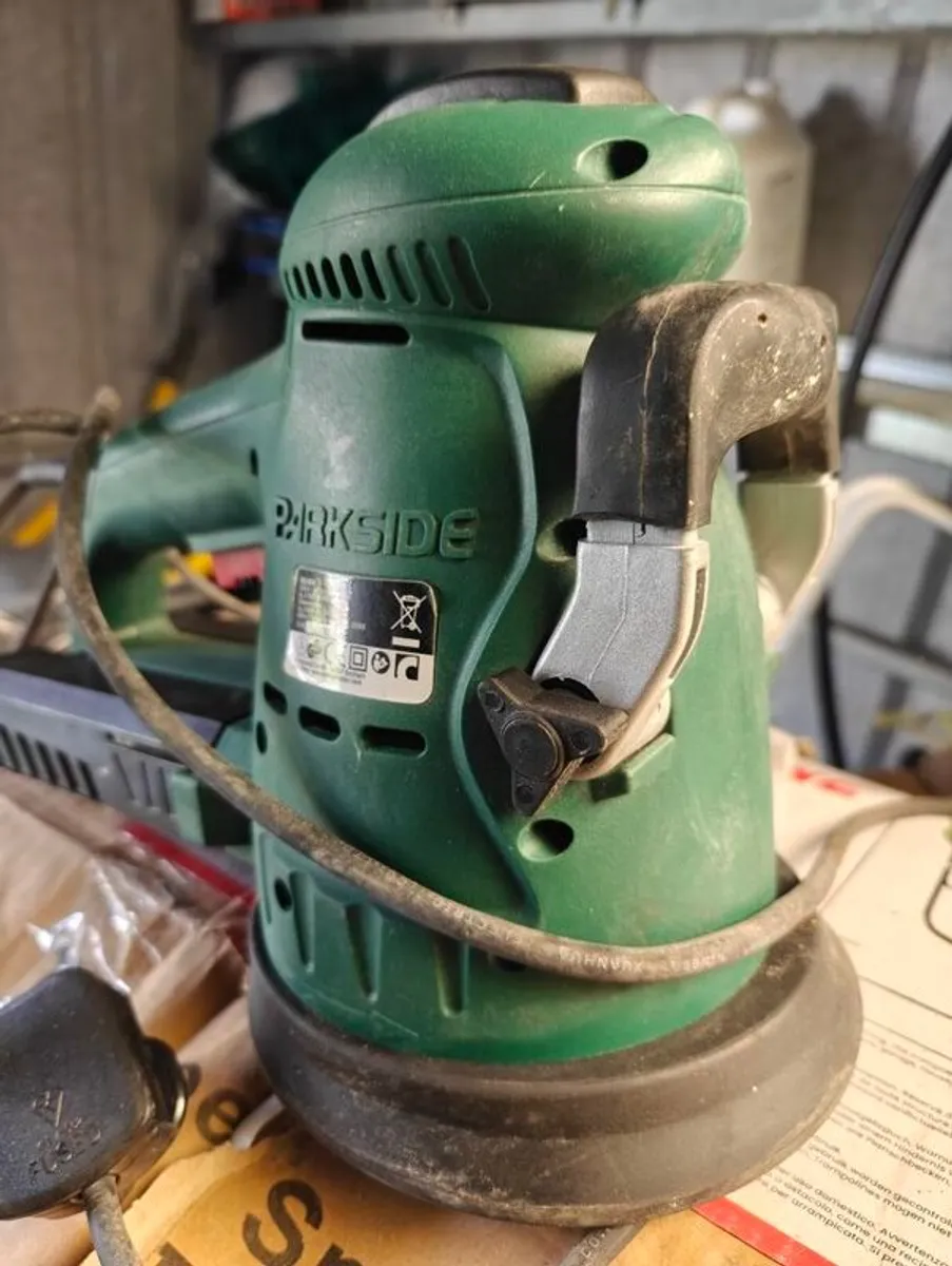 Electric orbital sander. - Image 1
