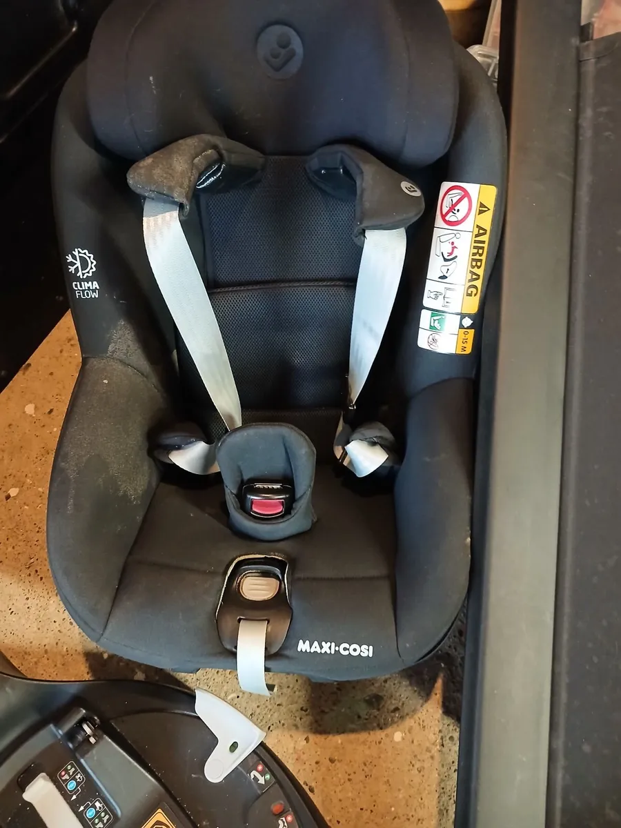 Maxi Cosi Car Pebble 360 and Isofix base - Image 1