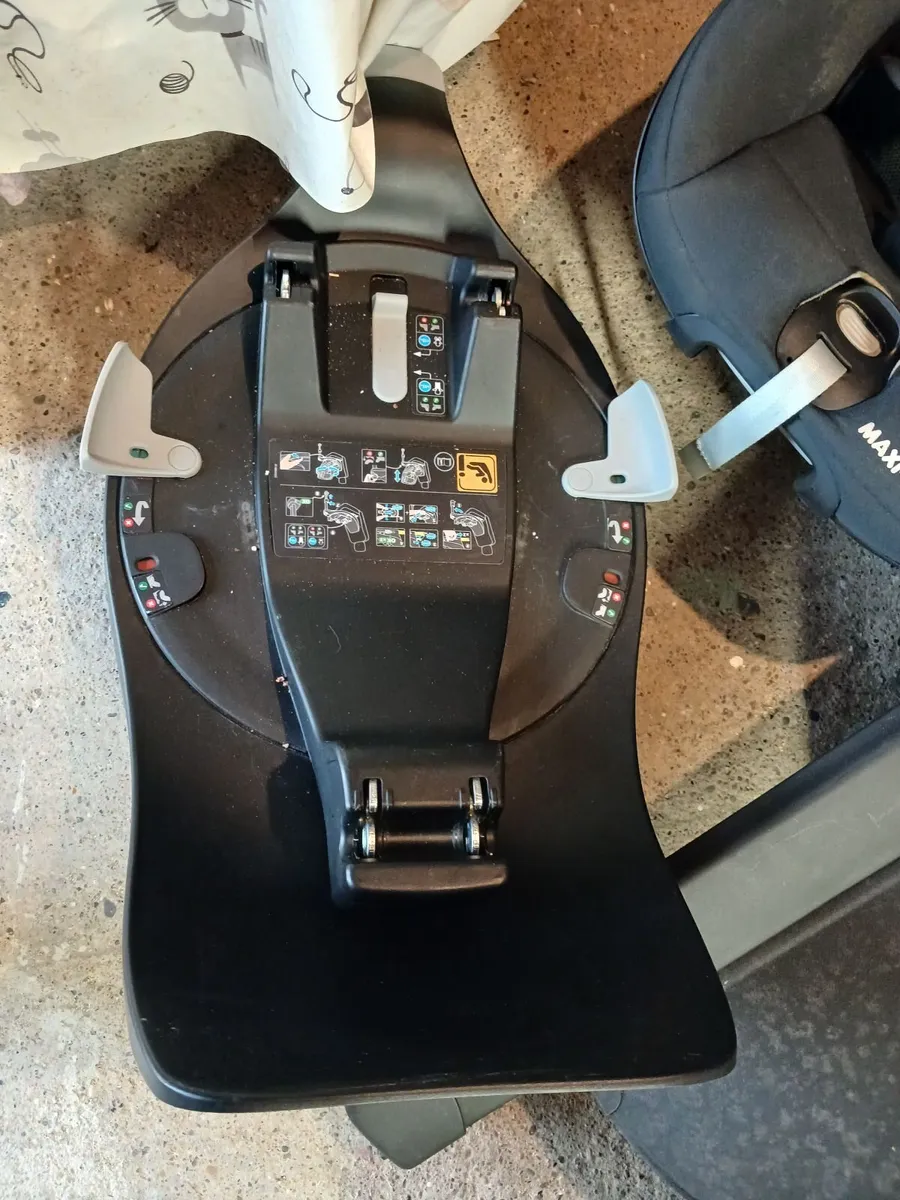 Maxi Cosi Car Pebble 360 and Isofix base - Image 2
