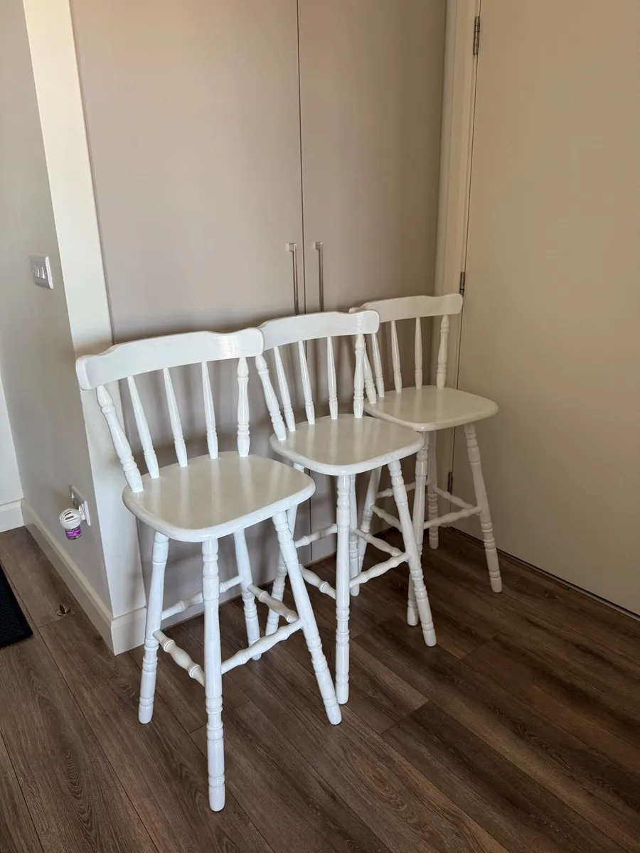 Table and high chairs - Image 2