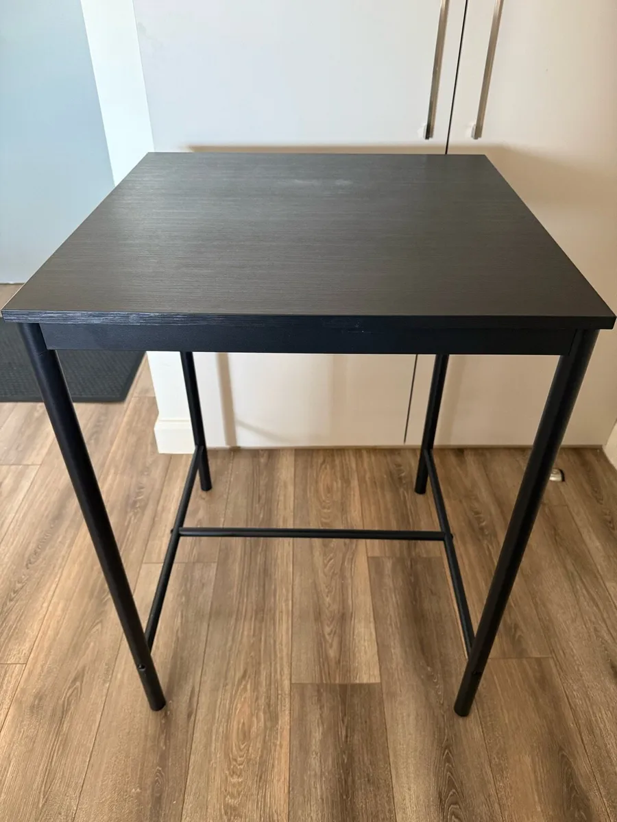 Table and high chairs - Image 3