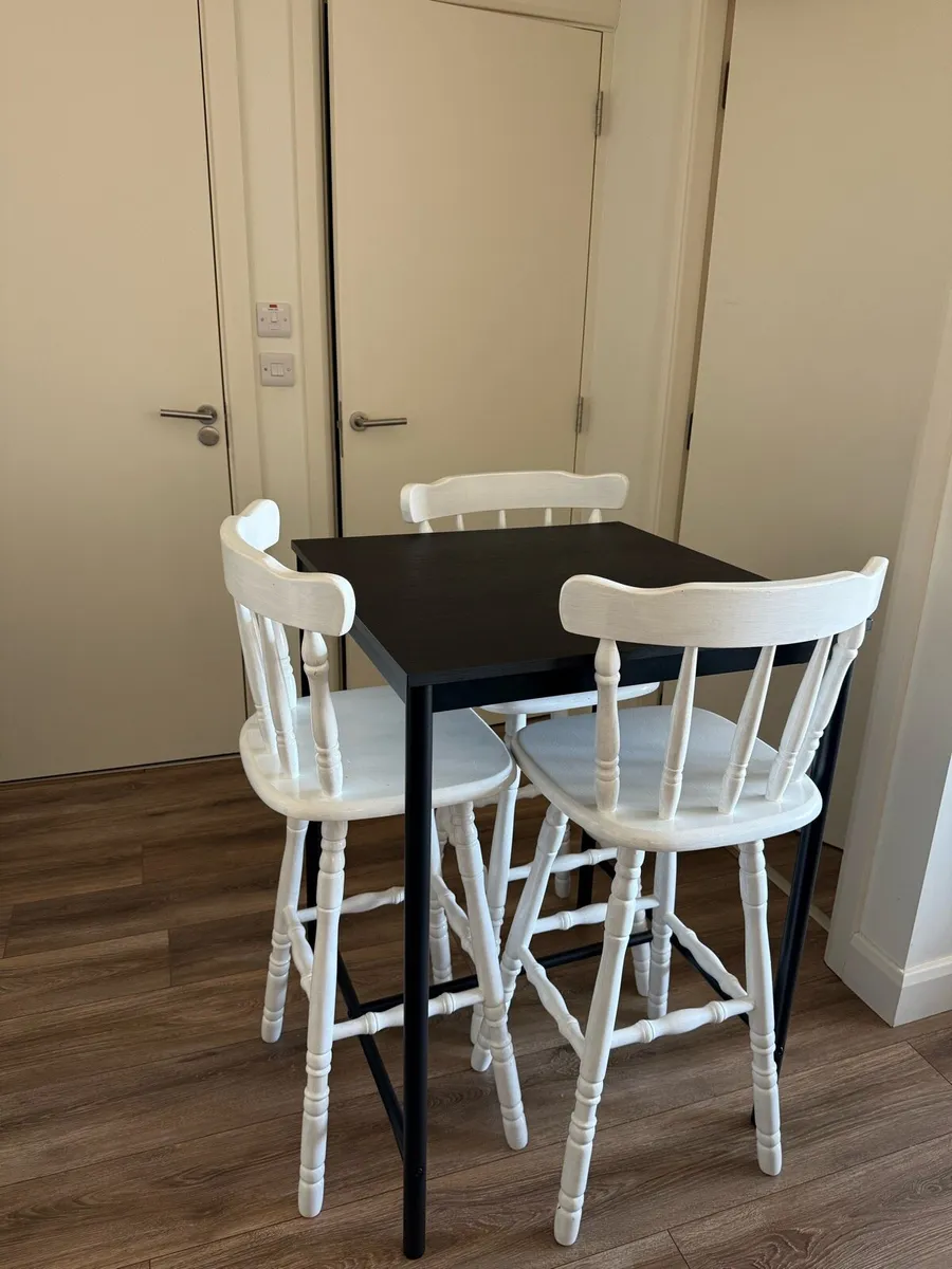 Table and high chairs - Image 1