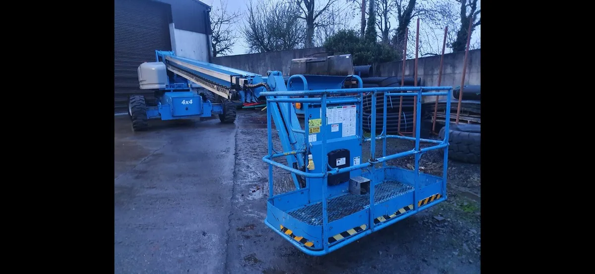 Genie cherry picker boom lift - Image 1