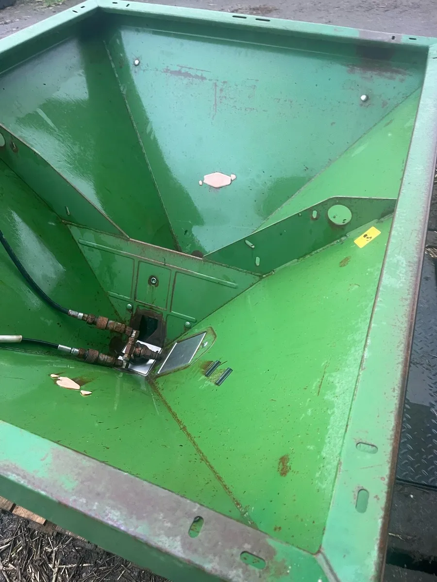 Amazone fertilizer spreader - Image 3