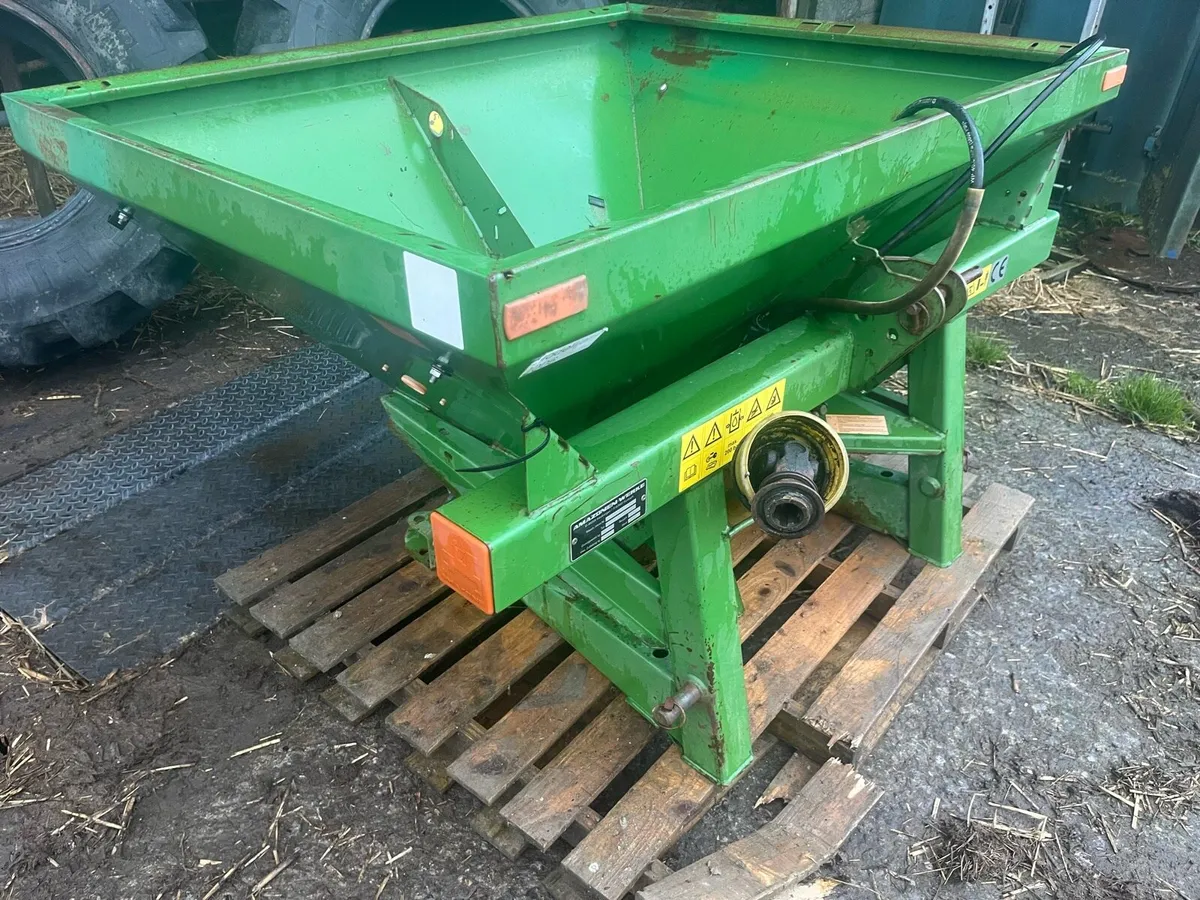 Amazone fertilizer spreader - Image 1