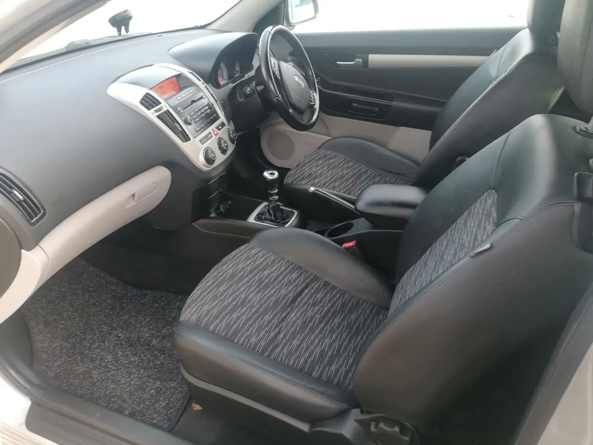 Kia Ceed 2010 - Image 2