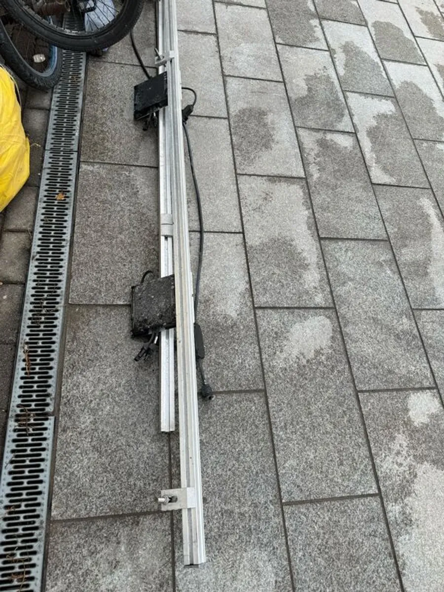 3 x 12V Solar panels with mounting brackets - Image 3
