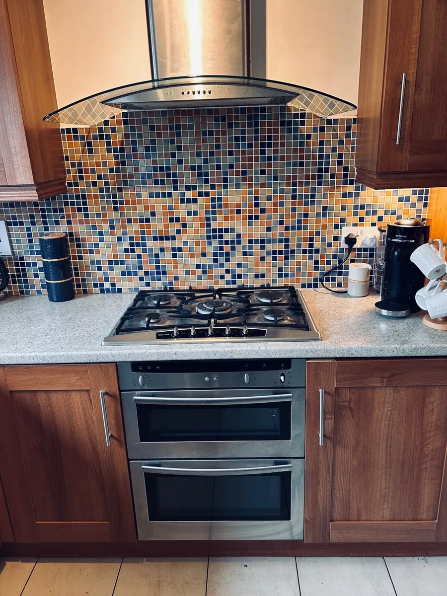 Kitchen with appliances - Image 3