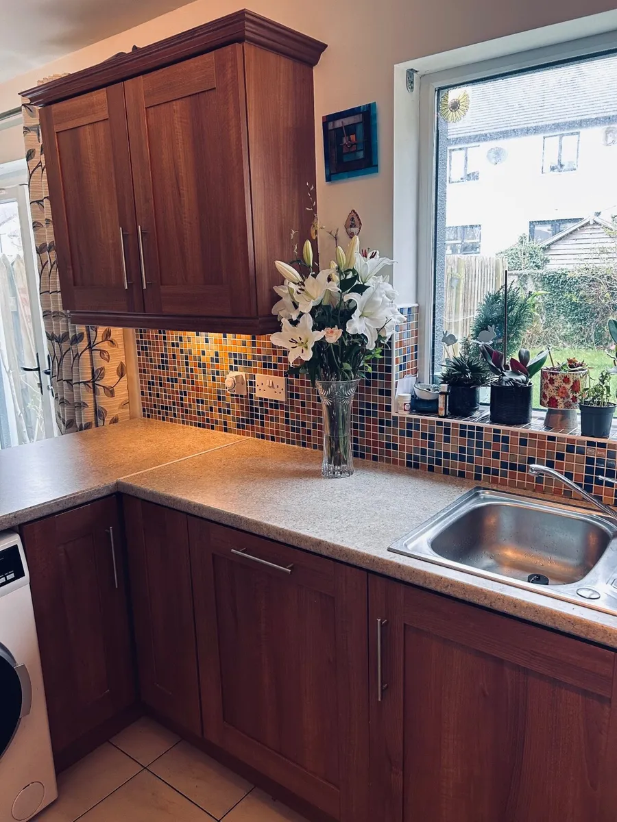Kitchen with appliances - Image 4
