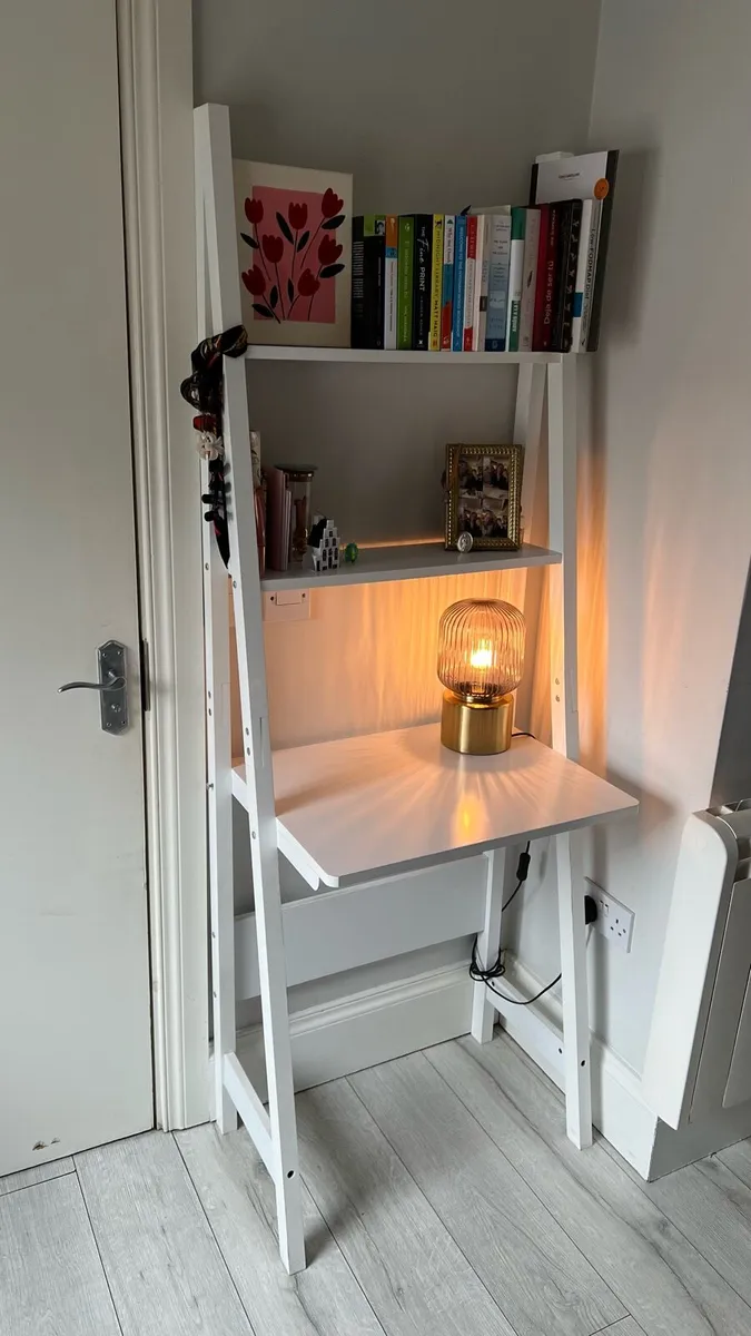 White ladder desk with selves - Image 1