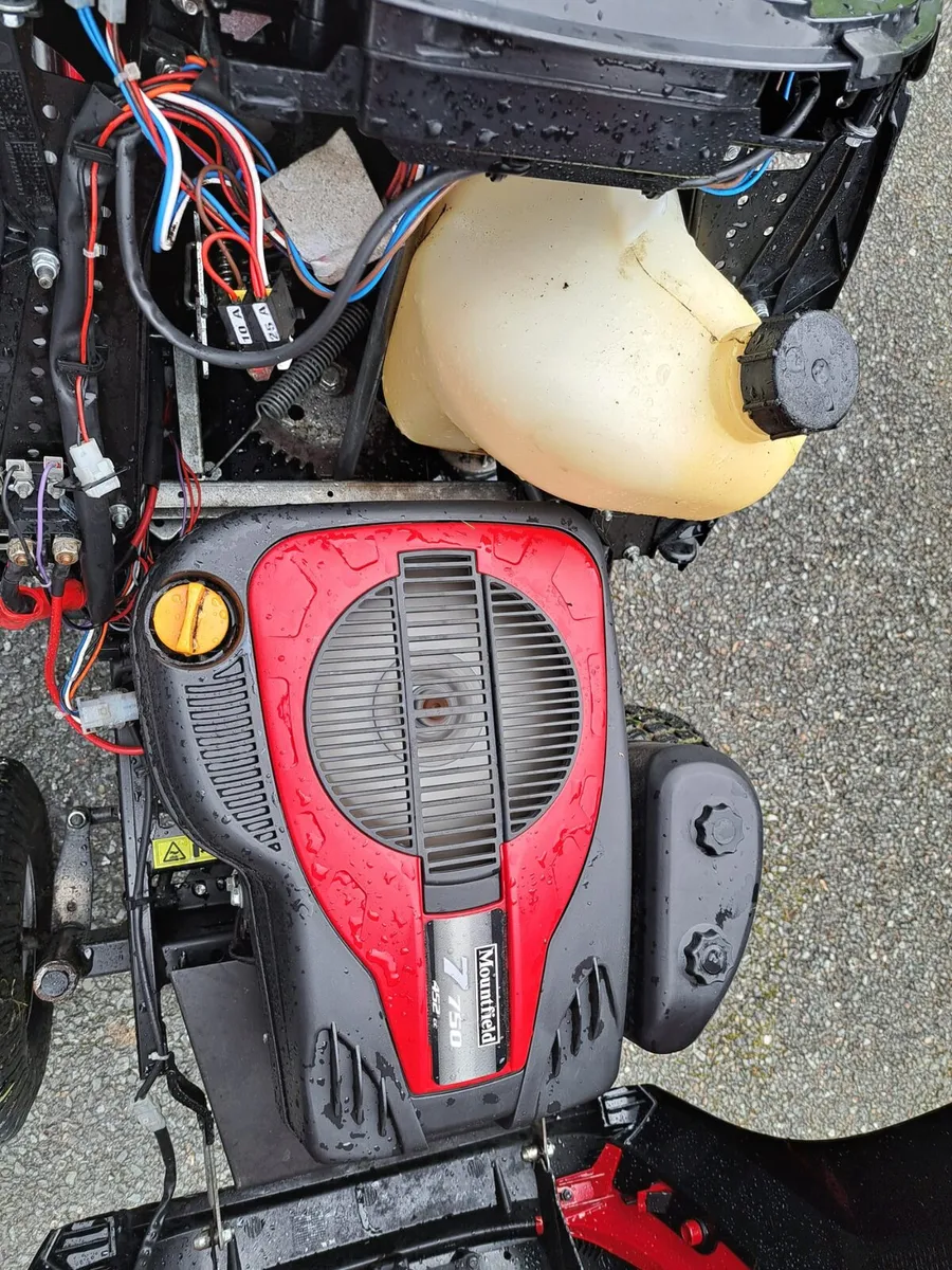 Mount Field ride on lawn mower - Image 3