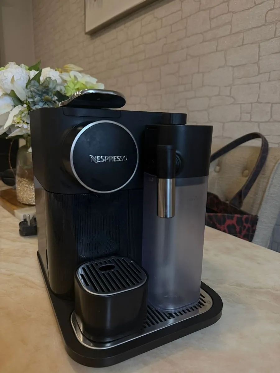 De'Longhi Gran Lattissima Nespresso Machine - Image 2