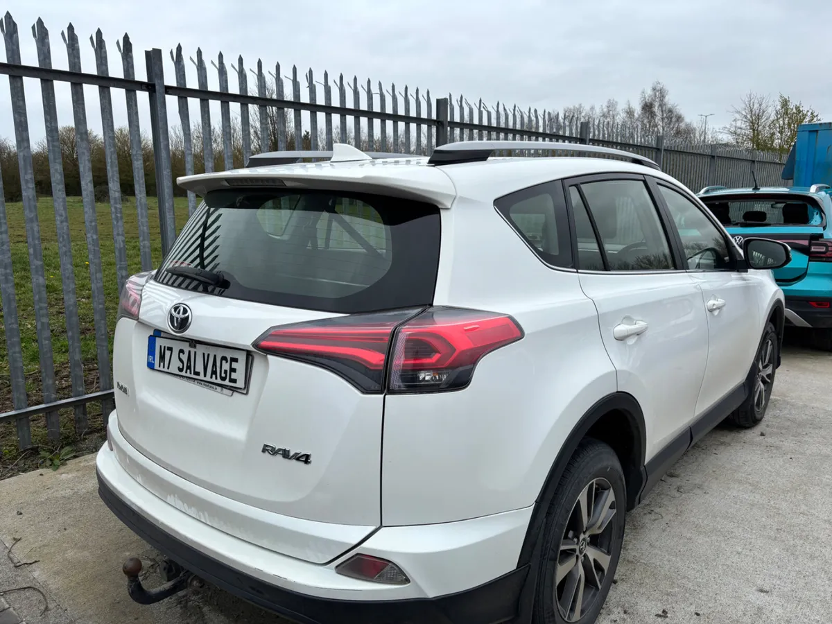 18 Rav-4 2.0D4D Luna 180km Water damage - Image 3