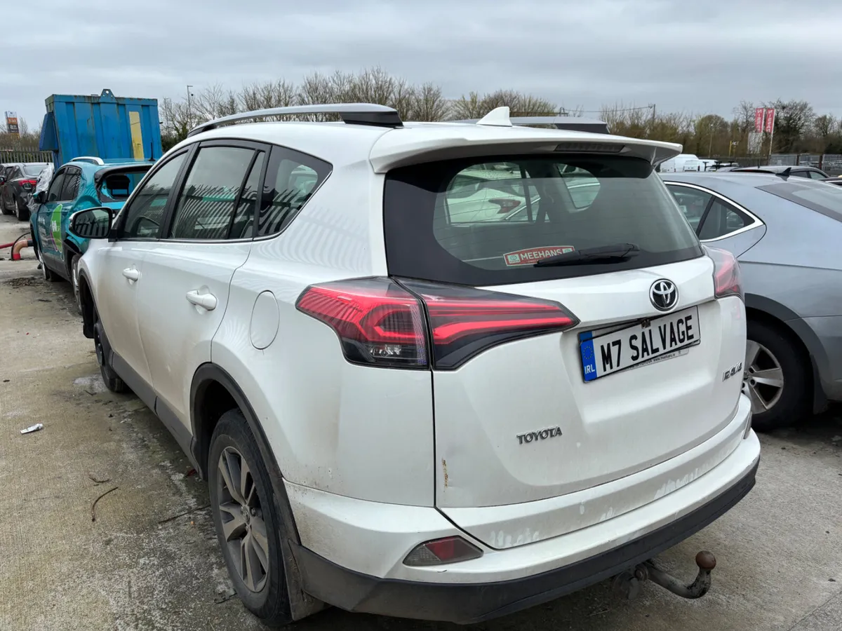 18 Rav-4 2.0D4D Luna 180km Water damage - Image 4