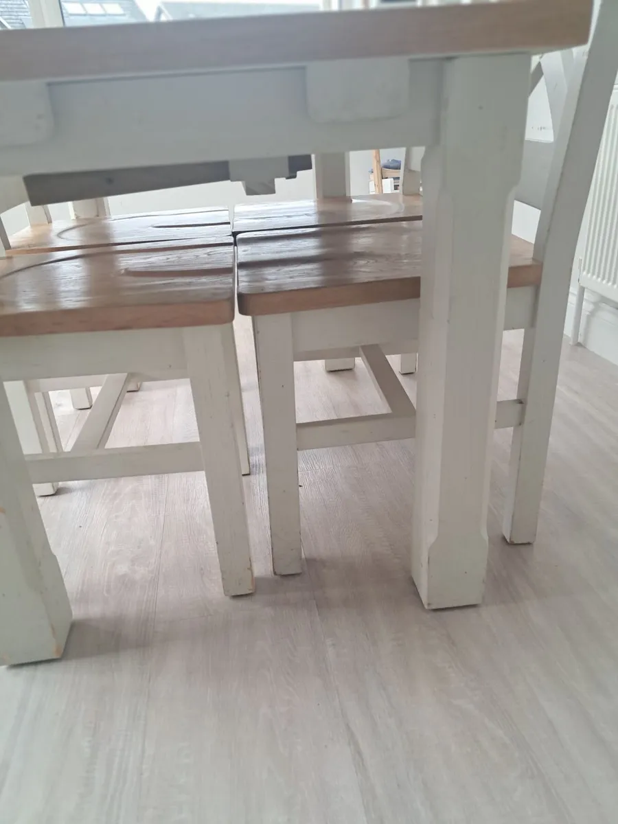 Extendable Table and 4 chairs - Image 2