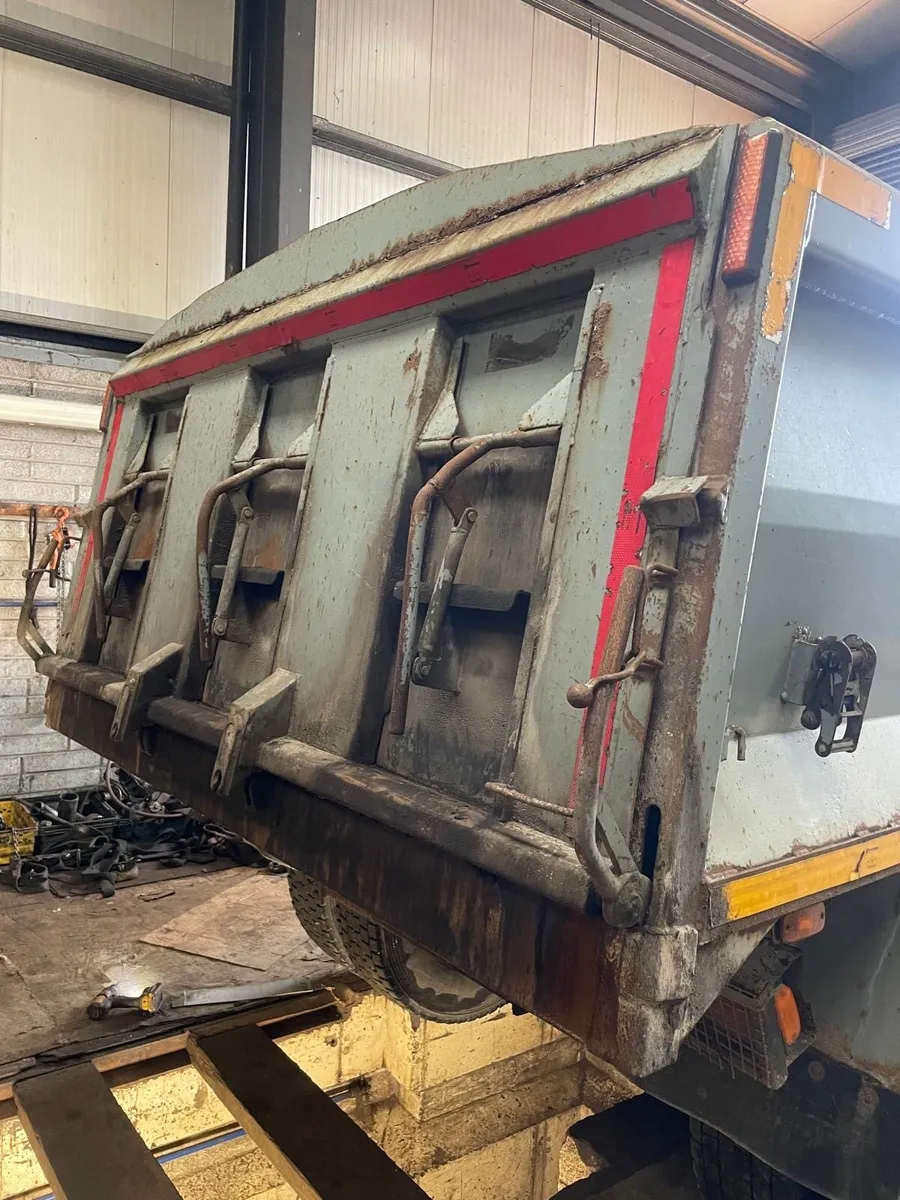 Hino 700 Parts / Breaking - Image 1