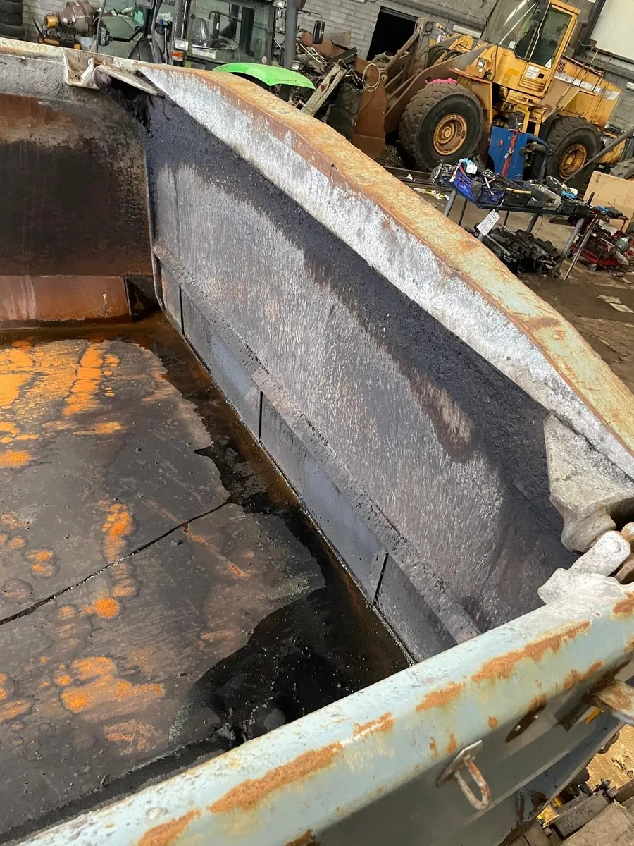 Hino 700 Parts / Breaking - Image 2