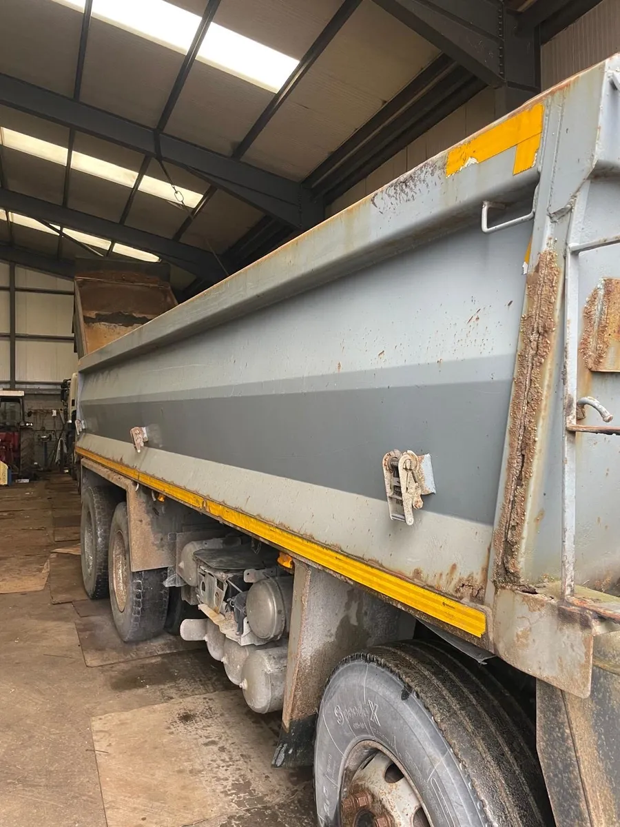 Hino 700 Parts / Breaking - Image 3