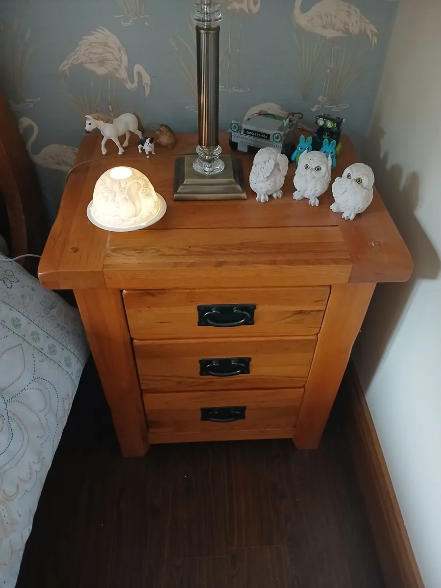 Oak Bedside tables x 2 - Image 1