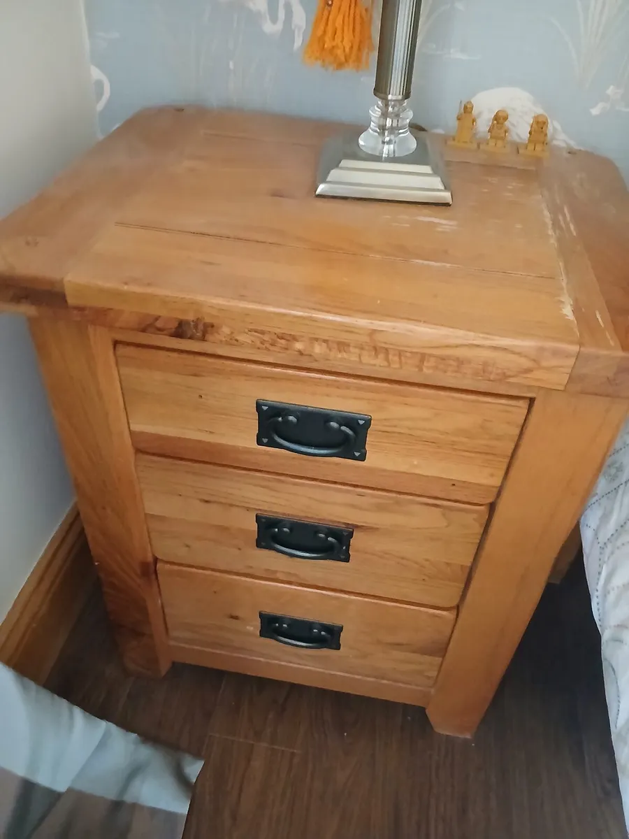 Oak Bedside tables x 2 - Image 3