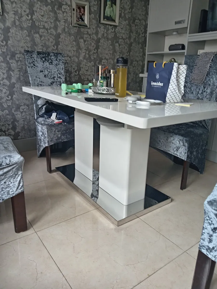 Dining table - Image 2